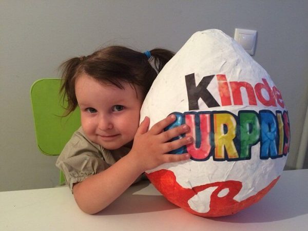 Surprise Kinder en papier mâché