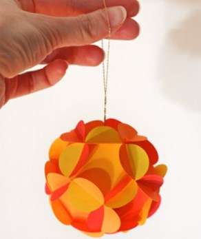 Bricolage des boules de Noël étape par étape en papier